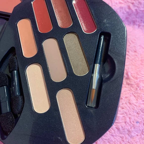 💋💄👁 Personal Makeover Kit - Pinks Roses - Picture 4 of 7